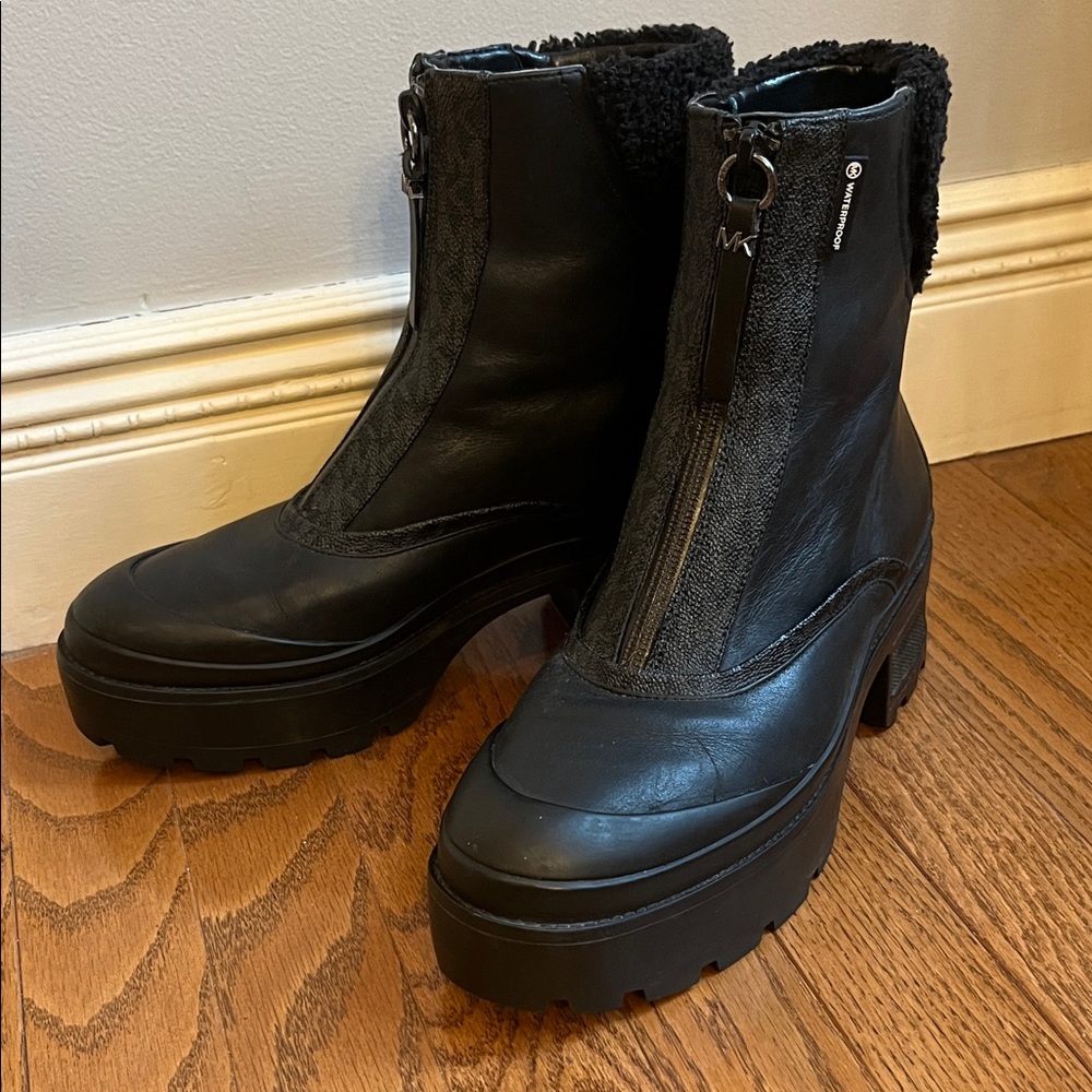 MICHAEL KORS BLACK LEATHER CHUNKY SOLE WATERPROOF BOOTS SIZE 9.5M